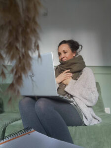 miriam solé atendiendo online