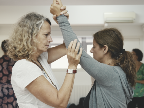 bettina haciendo un experimento en formación