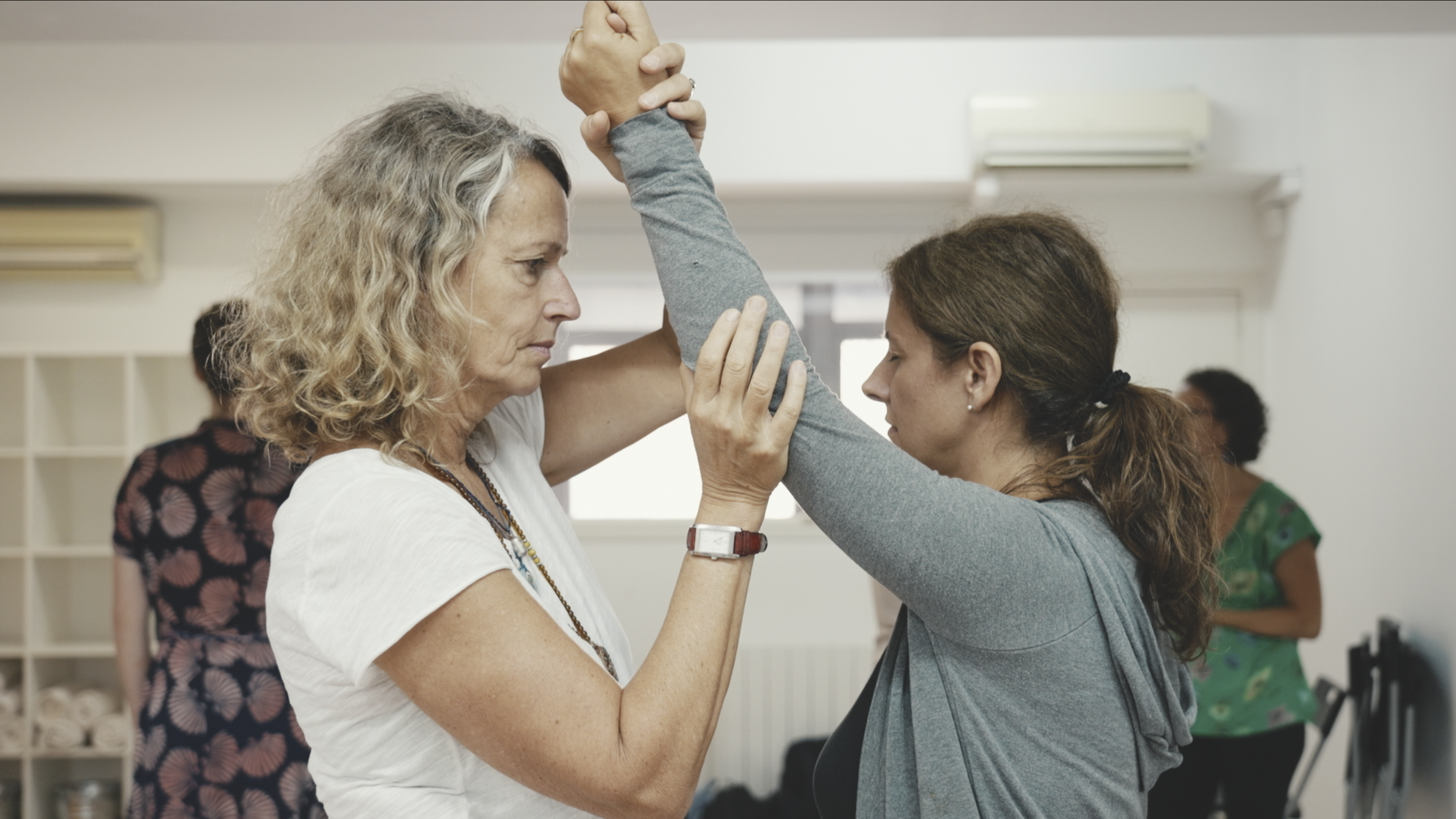 bettina haciendo un experimento en formación